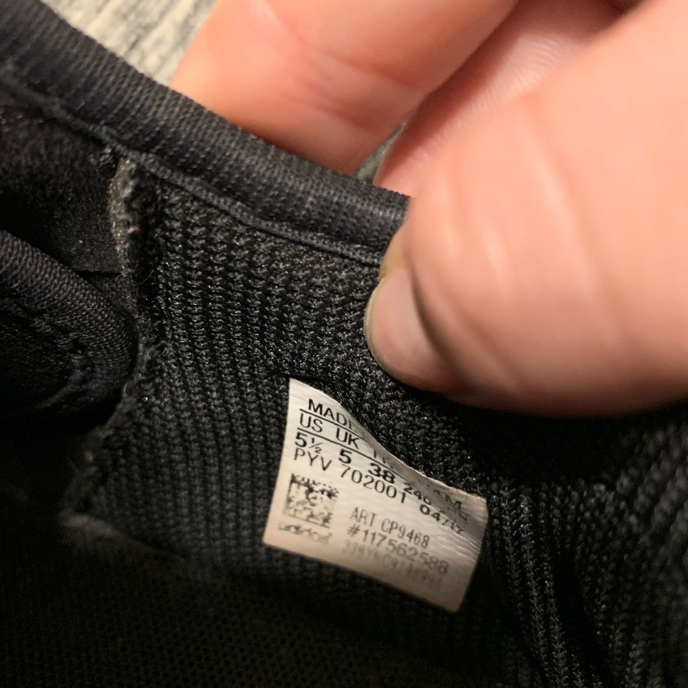 Adidas shoes - Picture 4 of 4